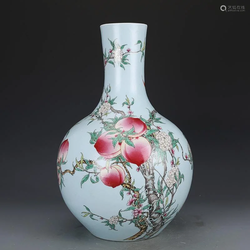 Qing dynasty colorful bottle with peach painting