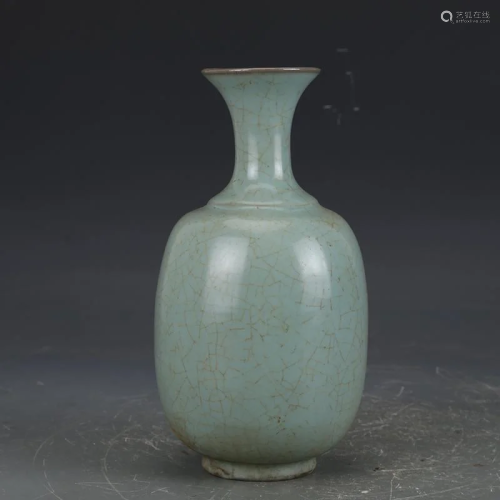 Song dynasty green glaze bottle