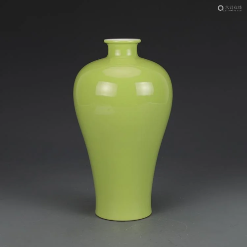 Qing dynasty apple green plum shaped bottle