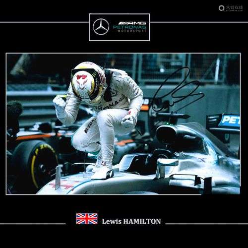 Lewis HAMILTON. Photo couleur dédicacée par Lewis Hamilton. ...