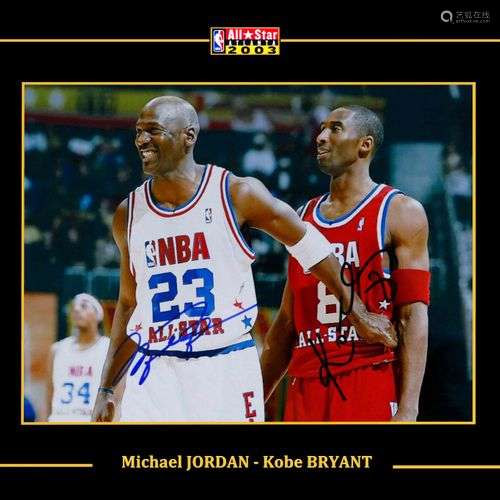 Michael JORDAN et Kobe BRYANT. Photo couleur dédicacée par M...