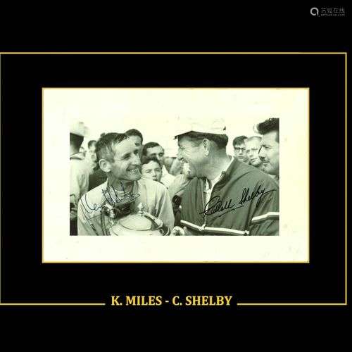 Ken MILES et Caroll SHELBY. Photo noir et blanc dédicacée pa...