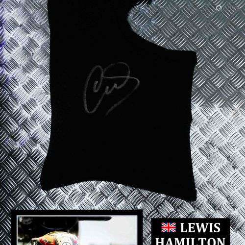 Lewis HAMILTON. Cagoule noire dédicacée par Lewis Hamilton, ...