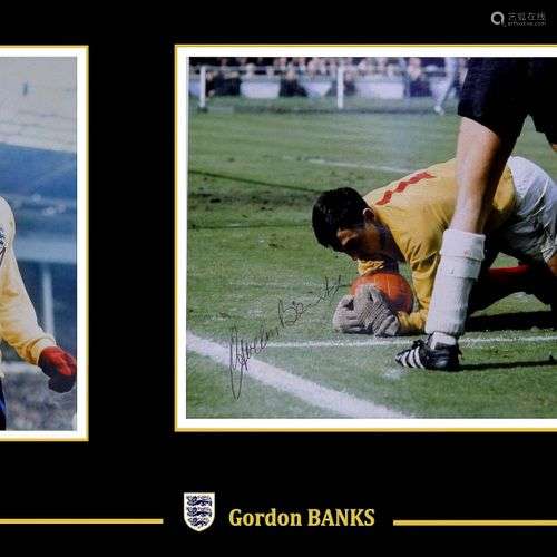 Gordon BANKS. Ensemble de 2 photos couleur dédicacées par Go...