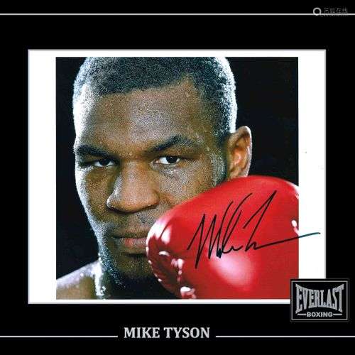Mike TYSON. Photo couleur dédicacée par Mike Tyson qui fait ...