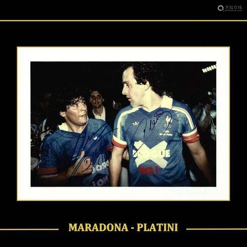 Diego MARADONA et Michel PLATINI. Photo couleur dédicacée pa...