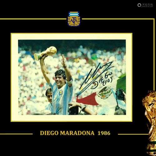 Diego MARADONA. Photo couleur dédicacée par Diego Maradona à...