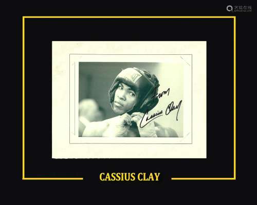 Cassius CLAY. Photo noir et blanc dédicacée par Cassius Clay...