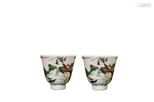 PAIR OF FAMILLE-VERTE 'FIGURAL' CUP S