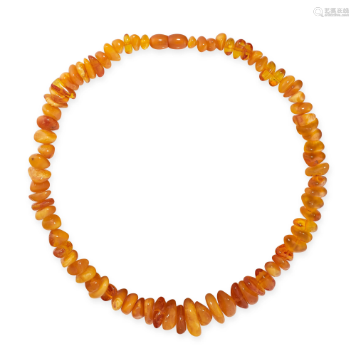 AN AMBER BEAD NECKLACE comprising a single row of