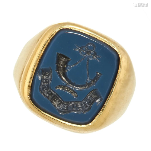 A HARDSTONE INTAGLIO SEAL / SIGNET RING in 18ct yellow