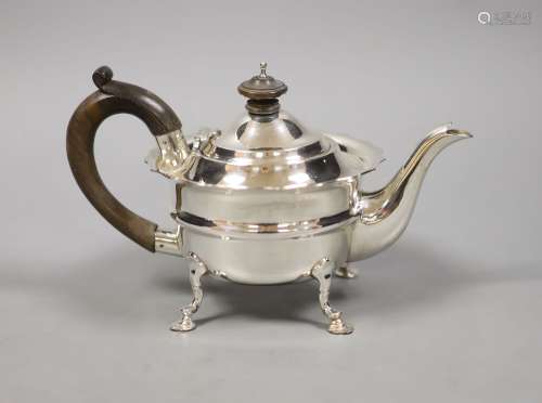 An Edwardian silver three piece tea set, comprising teapot, ...