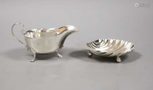 A George V silver butter shell, 13.2cm and a similar saucebo...