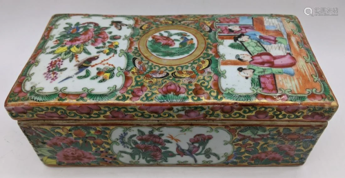 An 18th century Chinese porcelain famille verte box