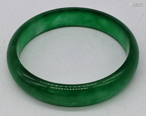 A green jade bangle, D.7cm