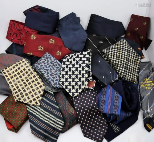 A large collection of Vintage Mens Ties to include 9