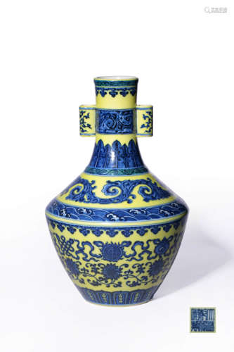 chinese yellow-ground blue and white porcelain pot