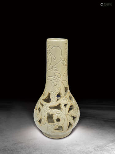 清 龍泉縷雕花卉紋瓶