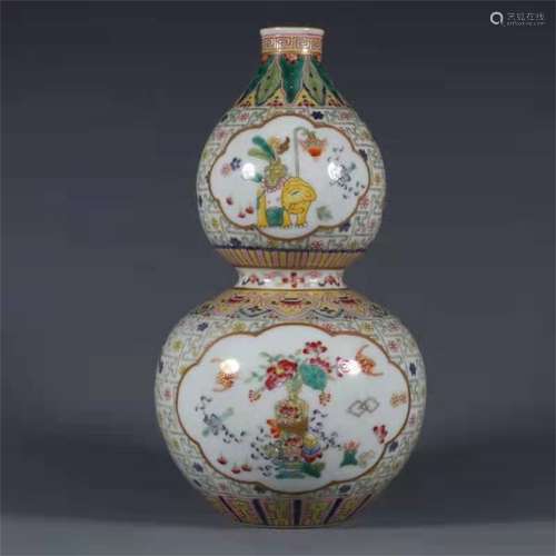 A QING DYNASTY QIANLONG FAMILLE ROSE 