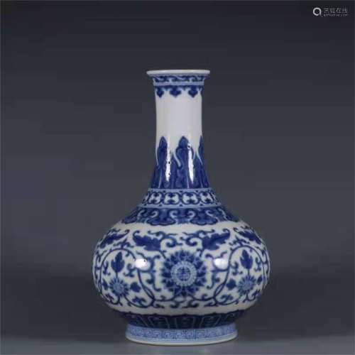 A QING DYNASTY QIANLONG BLUE AND WHITE 