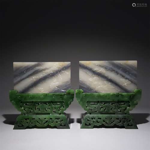 A PAIR OF HETIAN GREEN FLOWER JADE PEBBLE TABLE SCREEN