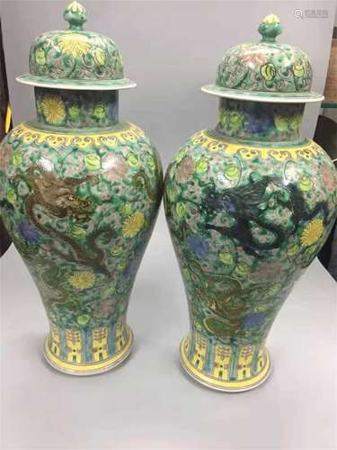 A PAIR OF QING DYNASTY KANGXI PLAIN TRICOLOR HAT-COVERED JAR...