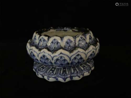 A XUANDE STYLE BLUE AND WHITE LOTUS BURNER