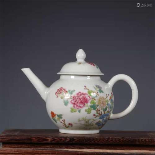 AN EARLY QING DYNASTY FAMILLE ROSE PEONY PATTERN TEA POT