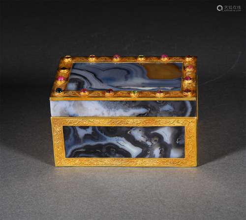 A QING DYNASTY AGATE GILD COVER BOX