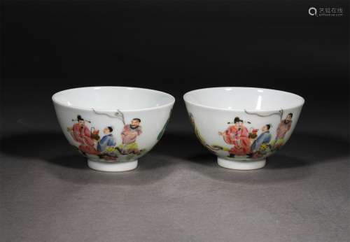 A PAIR OF QING DYNASTY FAMILLE ROSE FIGURE EIGHT IMMORTALS C...