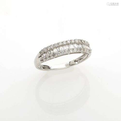 Demi alliance en or blanc sertie de vingt-huit diamants rond...