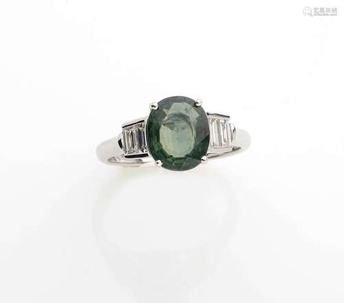 Bague en or blanc sertie d'un saphir vert traité taille oval...