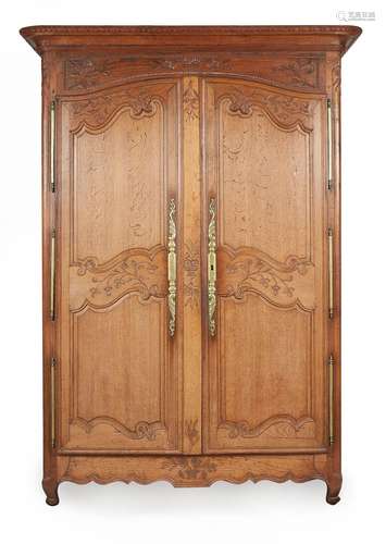 Armoire en chêne ouvrant à une porte à deux vantaux légèreme...