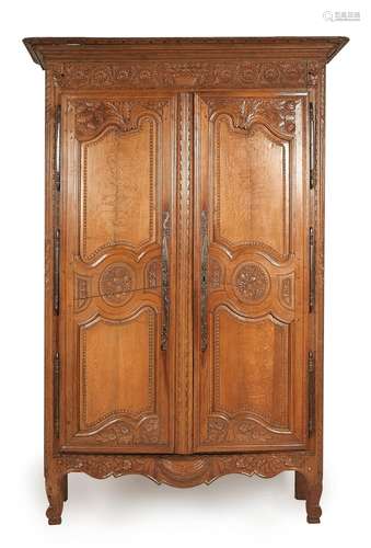 Armoire en chêne ouvrant à une porte à deux vantaux sculpté ...