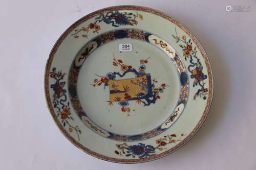 Chine. Assiette ronde en porcelaine à décor central d'une ha...