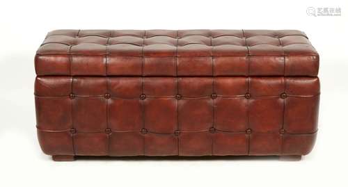 Banquette coffre rectangulaire en cuir marron. Haut. : 52 cm...