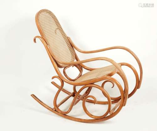 THONET. Rocking chair en bois tourné à la vapeur à assise et...