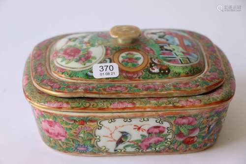 Chine. Canton. Boite à savon en porcelaine polychrome et or ...