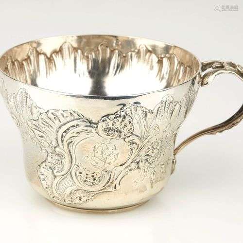 Grande tasse en argent gravé et ciselé de vagues et d'une la...