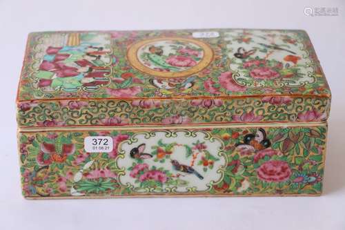 Chine. Canton. Coffret rectangulaire à porcelaine polychrome...