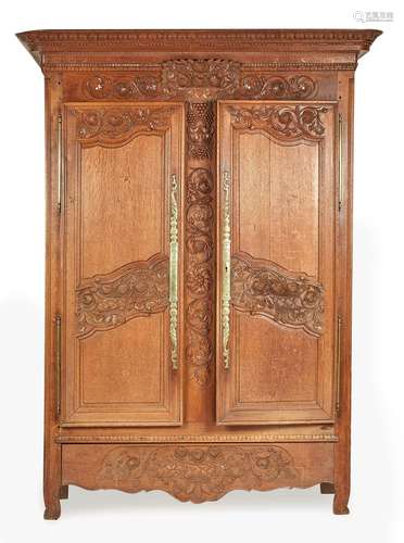 Armoire en chêne ouvrant à deux portes à un vantail sculpté ...