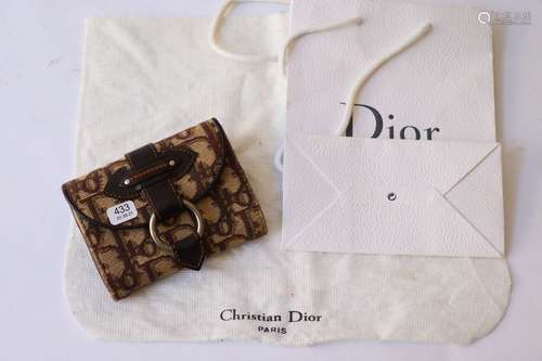 Christian Dior. Porte-monnaie en cuir et tissu siglé. 9 x 11...