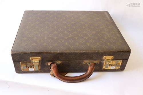 VUITTON. Attaché case. Toile à motif 