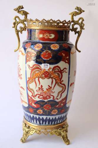 Japon. Vase de forme balustre en porcelaine bleu, rouge et v...