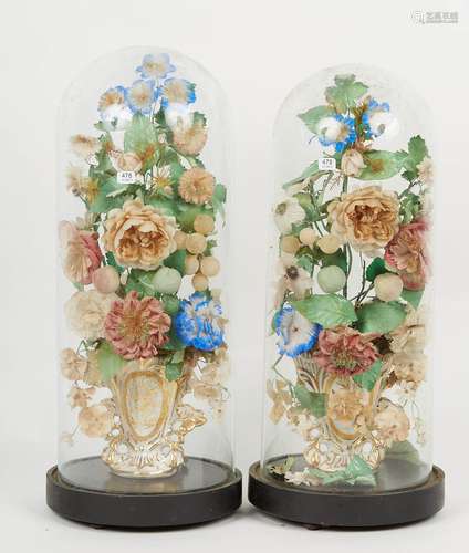 Paire de vases en porcelaine blanche et or décor floral reha...