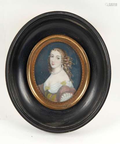Miniature ovale représentant une femme en habit du XVIIIe au...