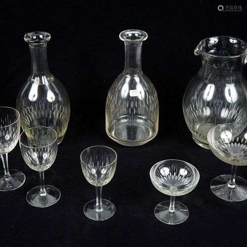 Service de verres de cinquante-neuf pièces en cristal compre...