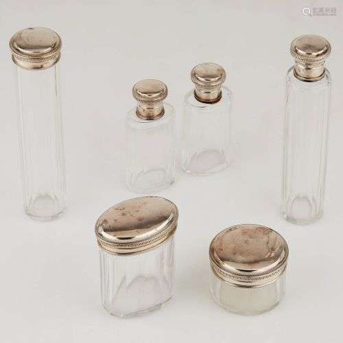 Garniture de toilette comprenant six flacons en verre blanc ...