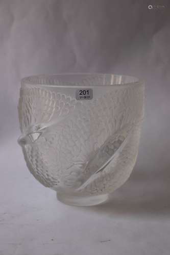 LALIQUE. Vase reposant sur un petit talon rond en verre opal...