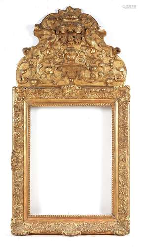 Miroir et fronton en bois doré (assemblage) à décor de feuil...